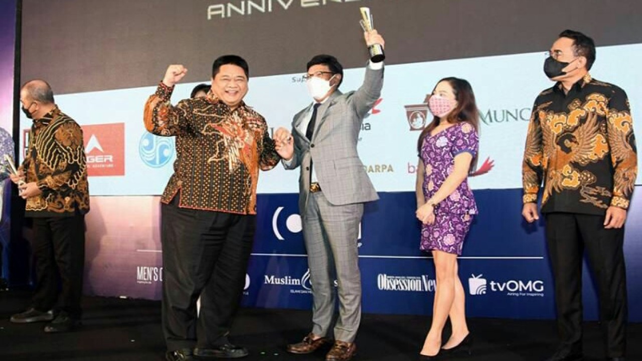 Menkominfo Johnny G Plate (ketiga dari kanan) saat menerima penghargaan.