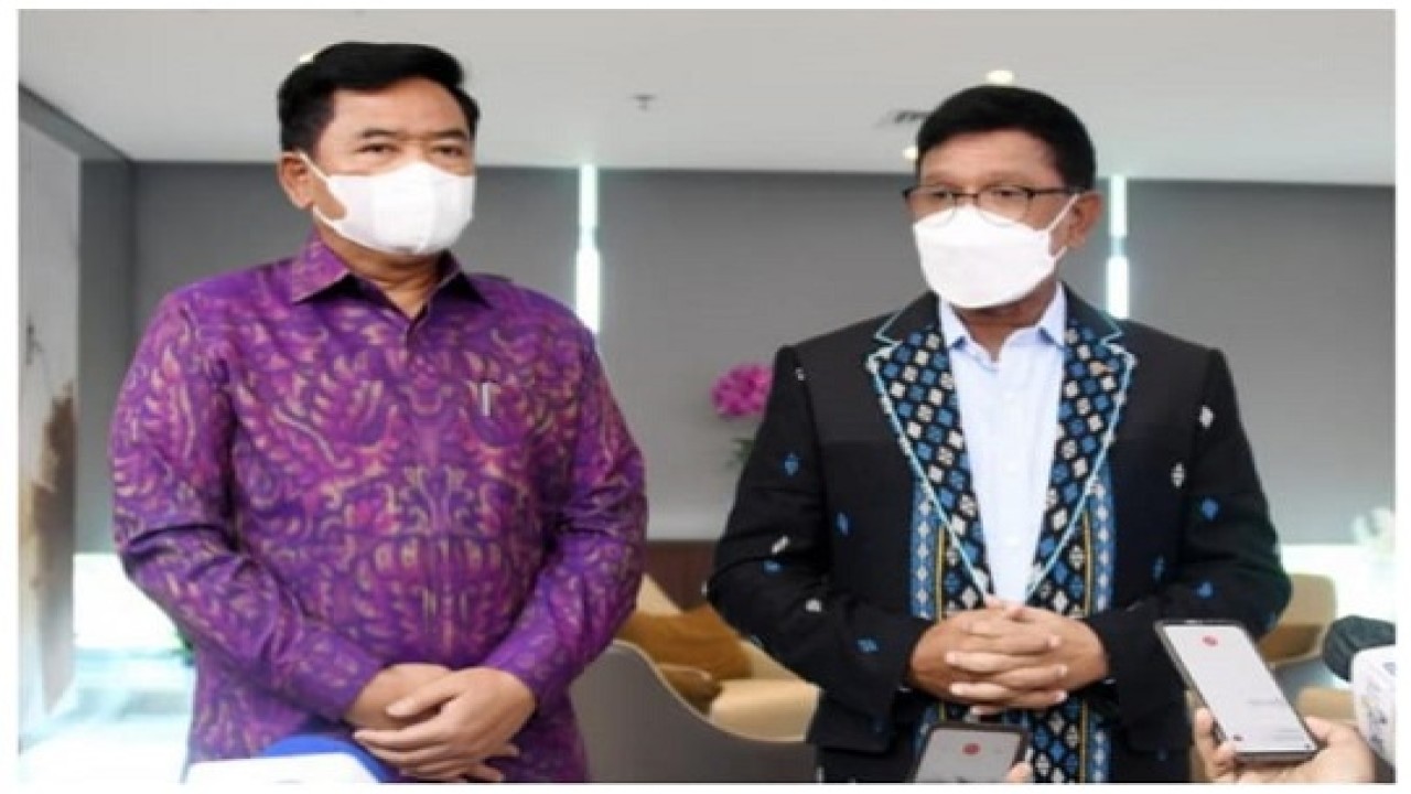 Menkominfo Johnny G. Plate bersama Marsekal (Purn) Hadi Tjahjanto