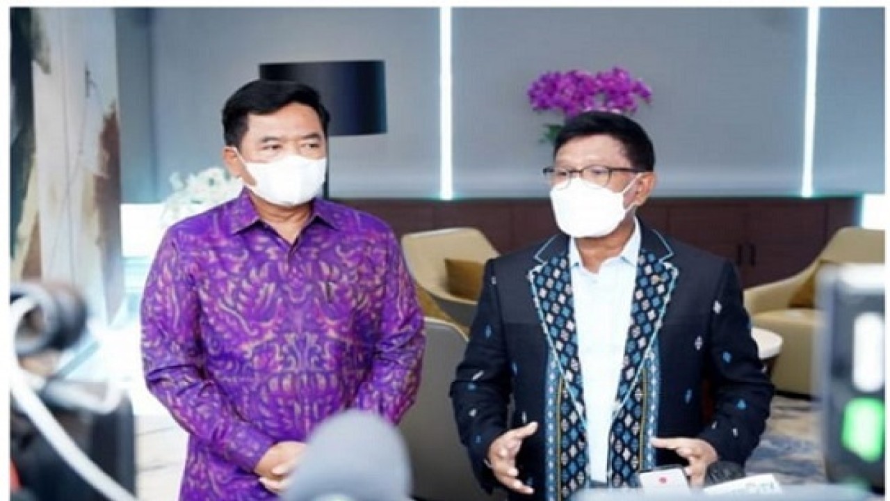 Menkominfo Johnny G. Plate bersama Marsekal (Purn) Hadi Tjahjanto