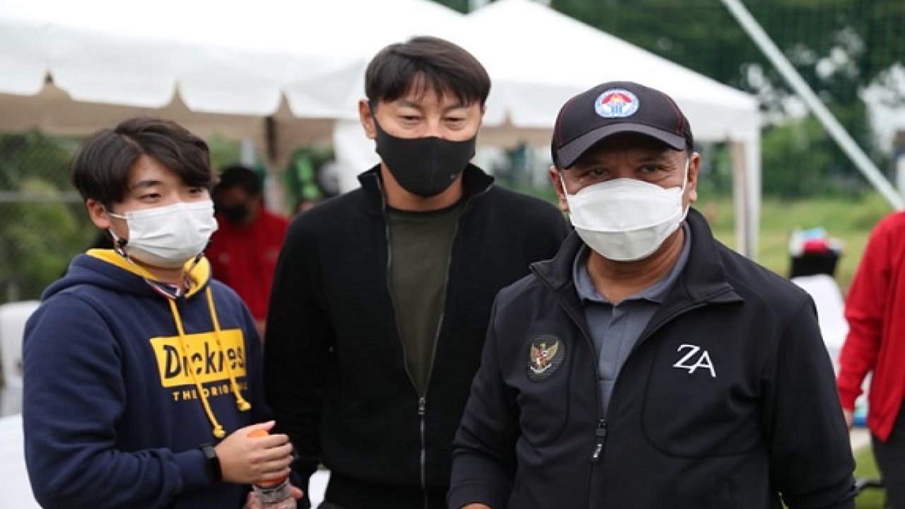 Menpora Zainudin Amali bersama Shin Tae-yong dan asistennya