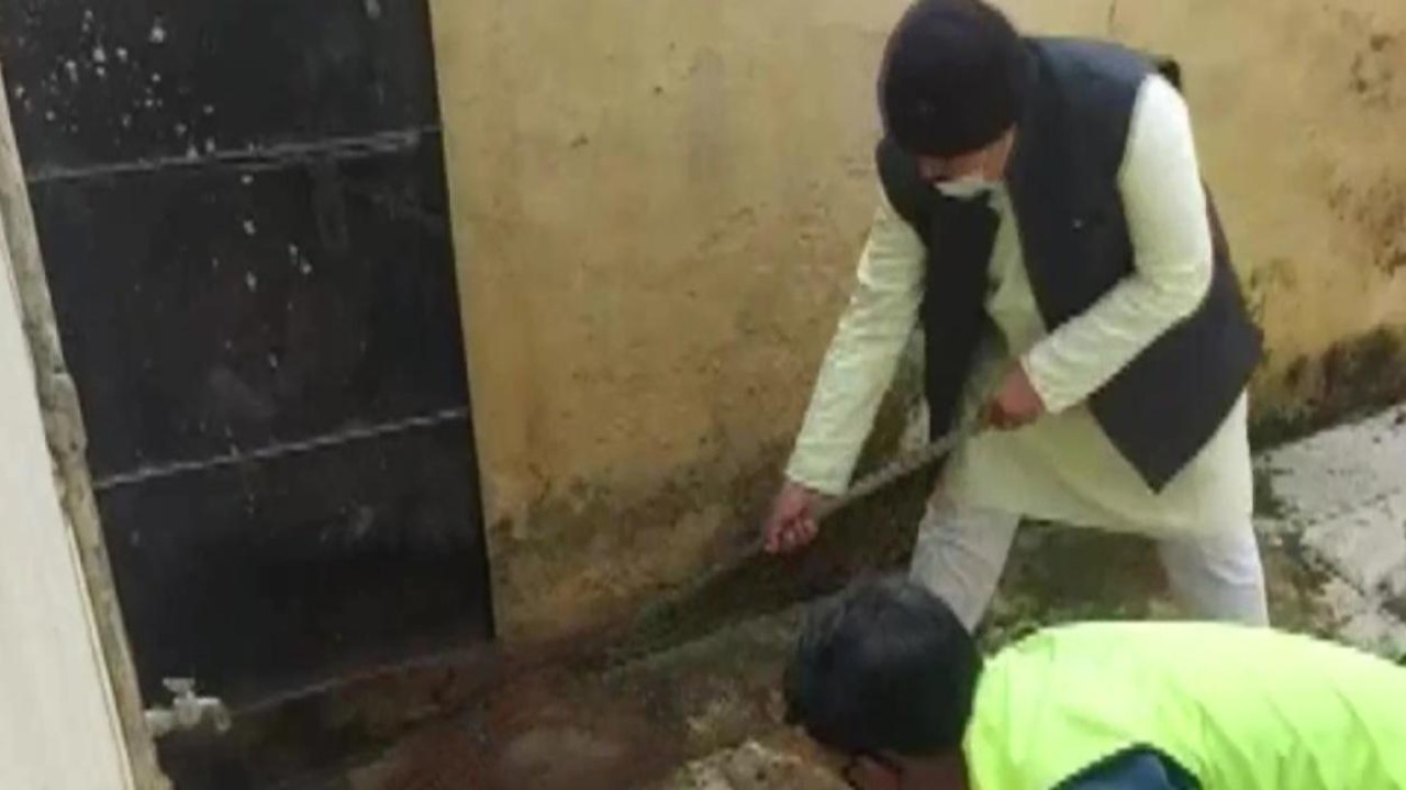 Menteri Energi di Negara Bagian Madhya Pradesh, India, Pradhuman Singh Tomar, membersihkan toilet. (Kantor Berita ANI)