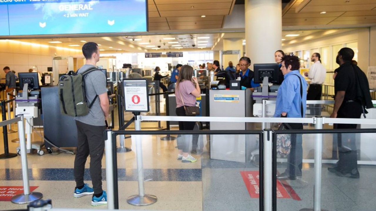 Maskapai penerbangan komersial di seluruh dunia telah membatalkan lebih dari 4.300 penerbangan selama akhir pekan Natal. (Dallas Morning News)