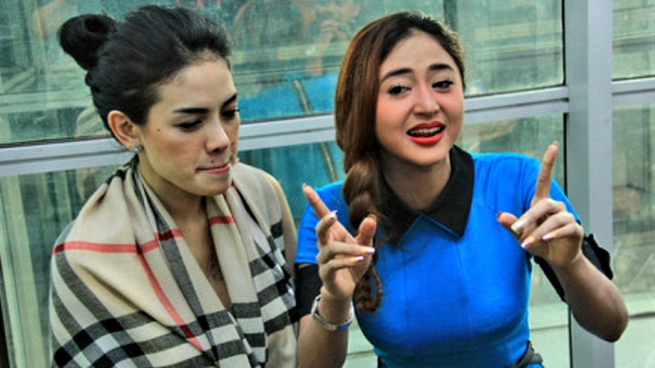Nikita Mirzani dan Dewi Perssik. (net)