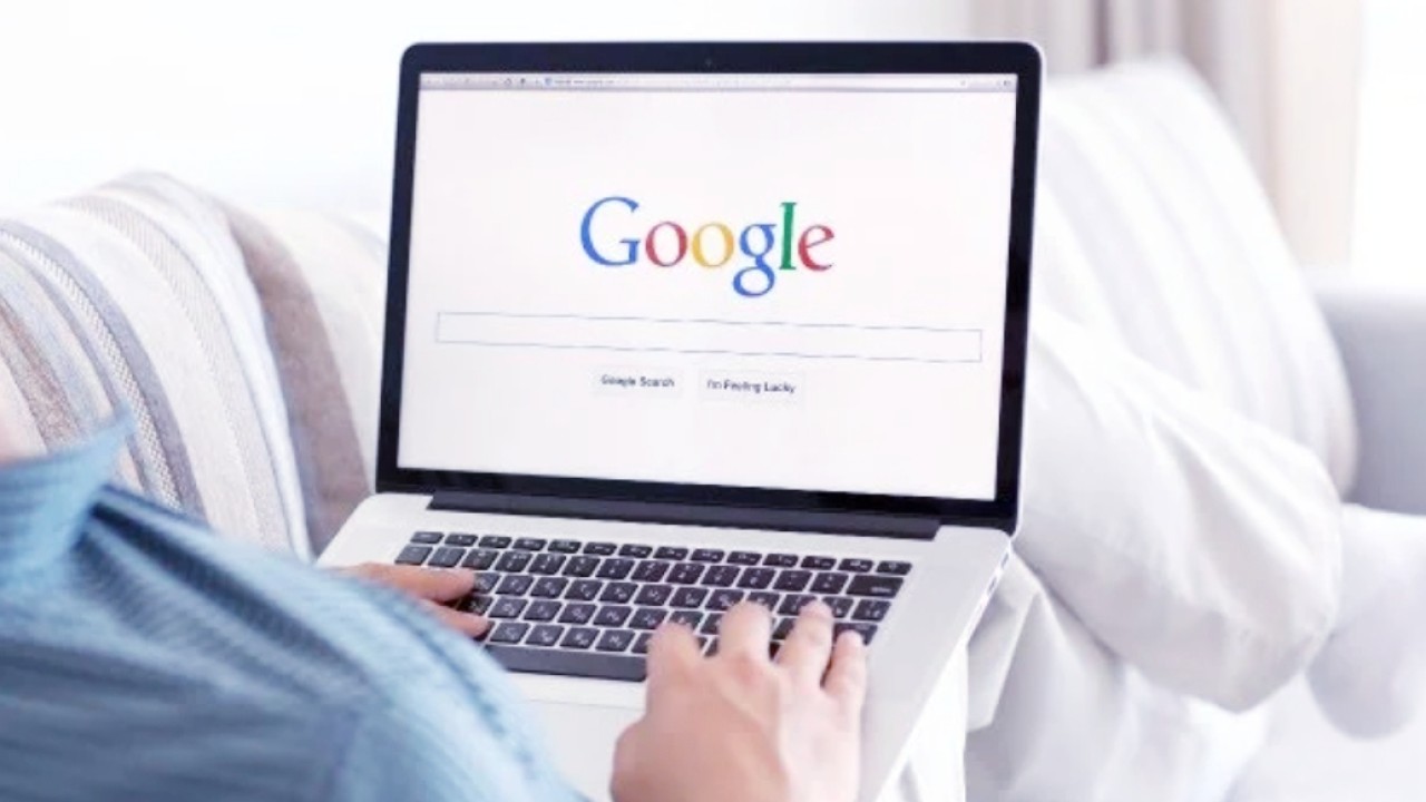 Orang sedang membuka Google. (net)