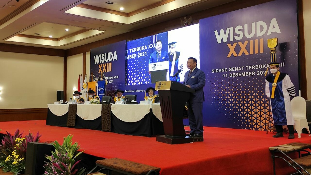 Otto Hasibuan saat orasi ilmiah dalam Sidang Senat Terbuka Wisuda ke-XXIII Program Sarjana Hukum dan Program Magister Hukum Sekolah Tinggi Ilmu Hukum IBLAMke-XXIII Program Sarjana Hukum dan Program Magister Hukum Sekolah Tinggi Ilmu Hukum IBLAM.