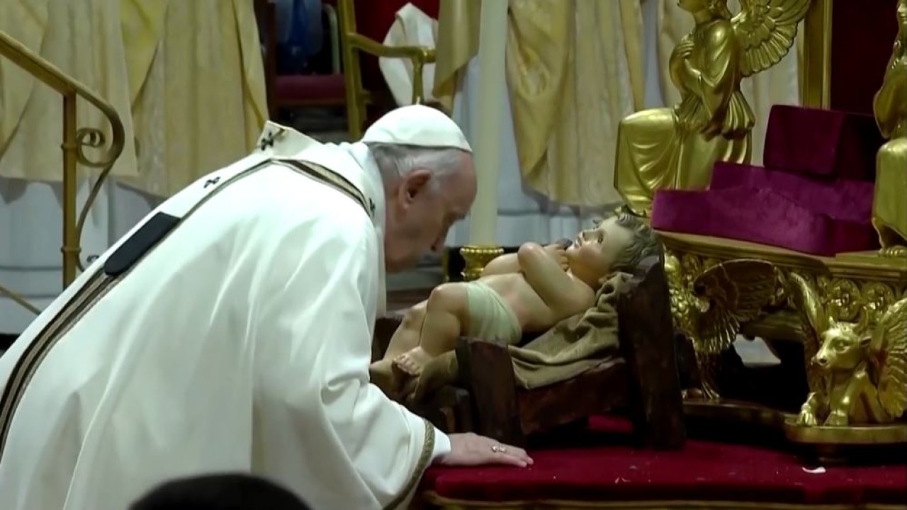 Paus Fransiskus memimpin perayaan misa Natal di Basilika Santo Petrus, Vatikan, Jumat (24/12/2021). (Tangkapan layar via Reuters)