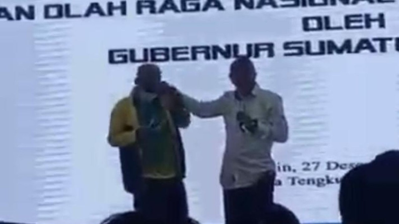 Pelatih biliar PON Sumut Khoirudin (Choki) Aritonang dijewer Gubsu Edy/ist