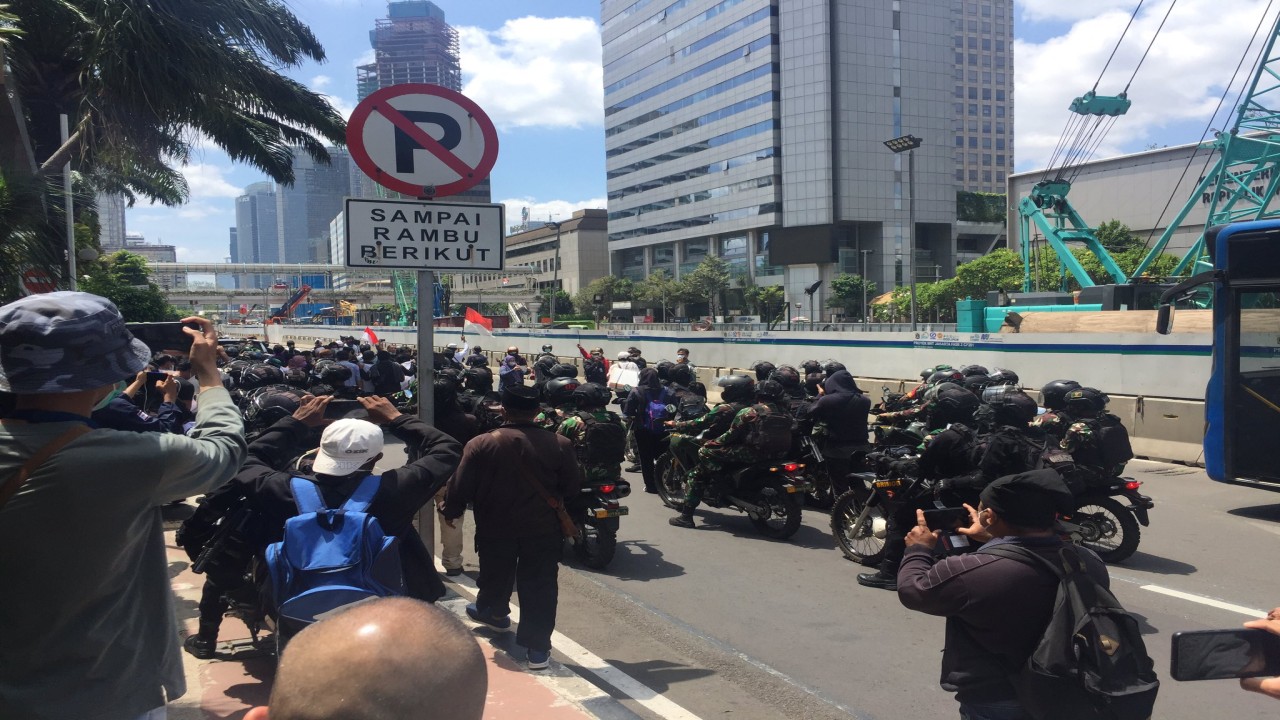 Polisi yang berusaha mengadang massa Reuni 212.