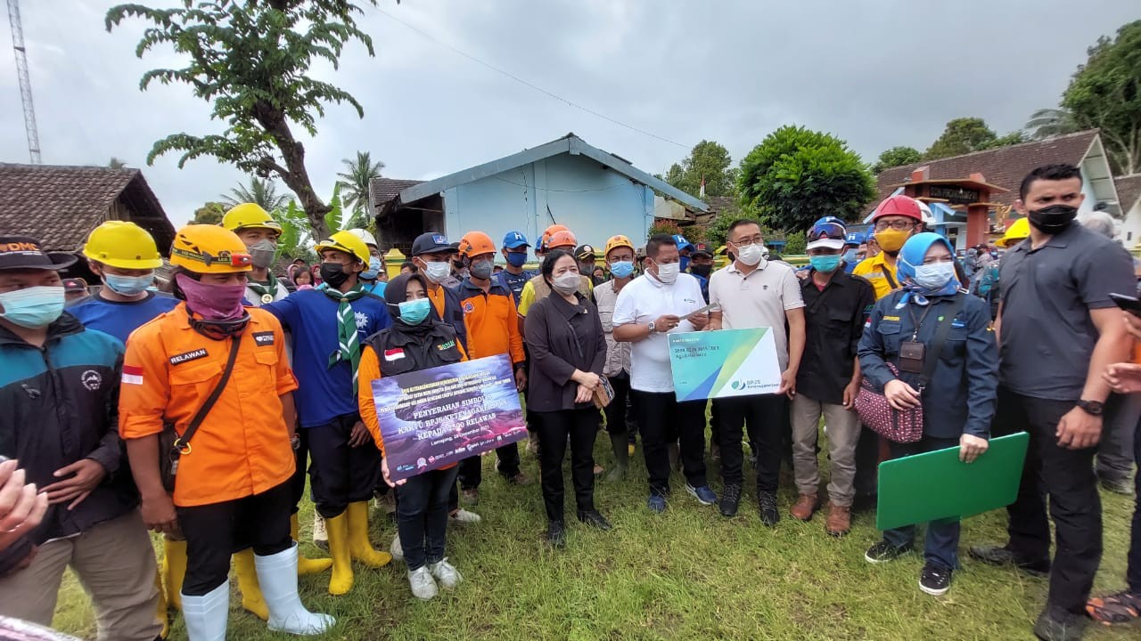 Ketua DPR RI Puan Maharani saat menyalurkan BPJS TK BPU.