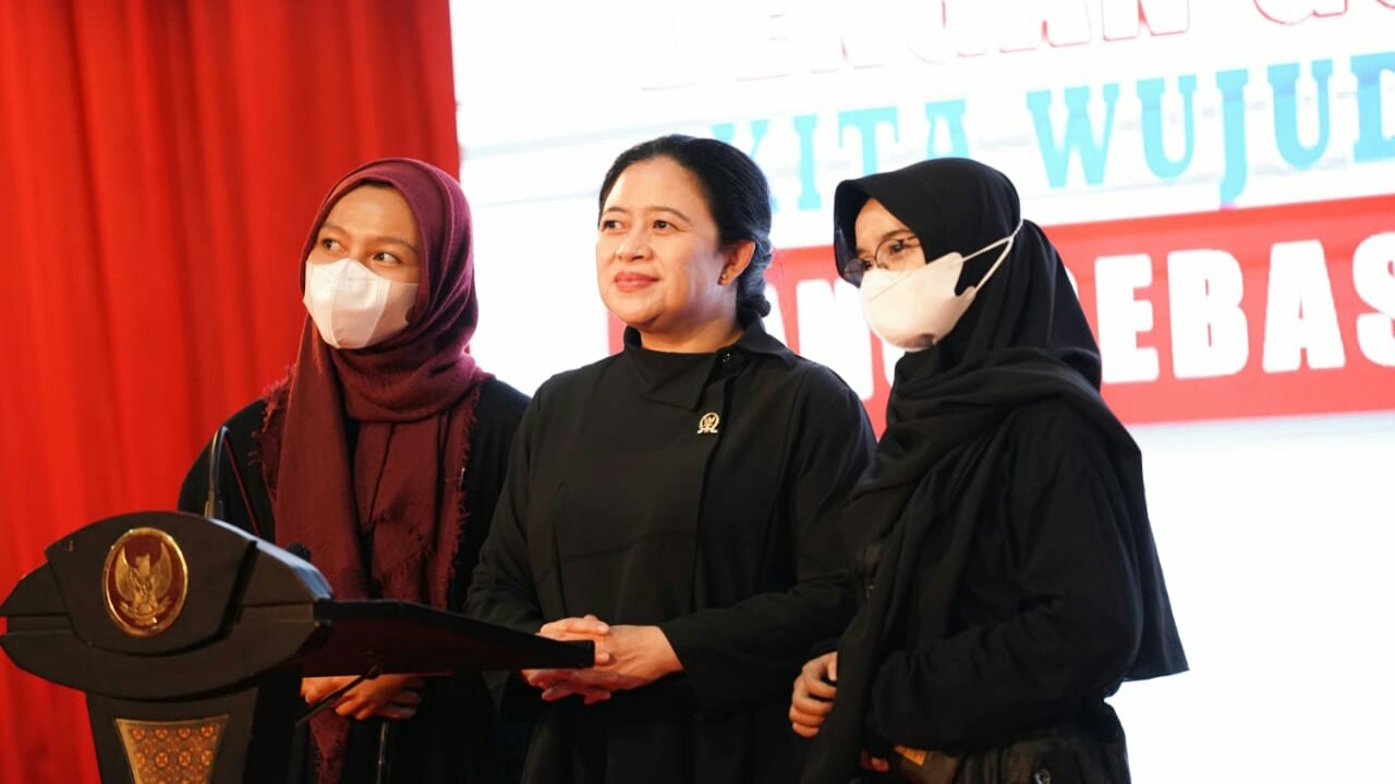 Ketua DPR RI Puan Maharani bersama anak muda Blitar.