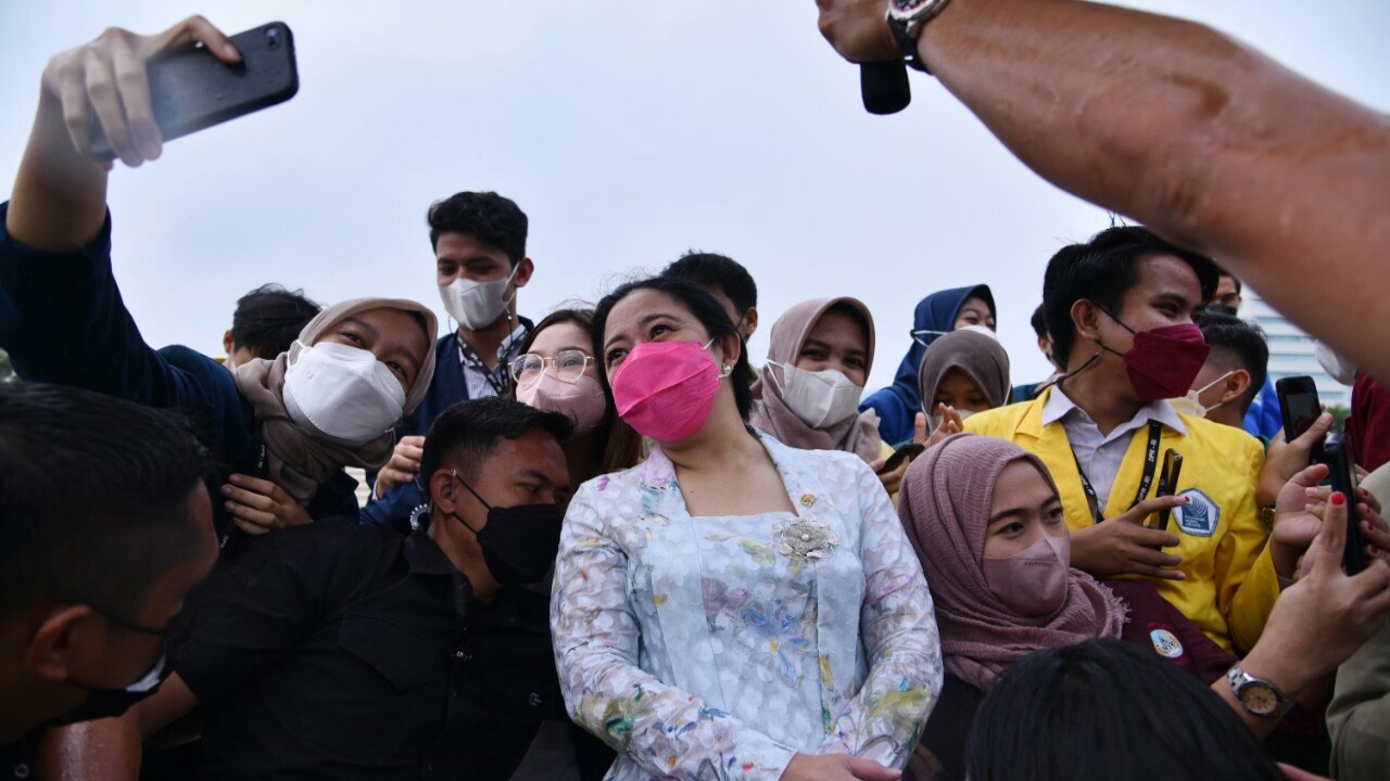 Ketua DPR RI Puan Maharani saat diajak swafoto dengan para mahasiswa peserta magang.
