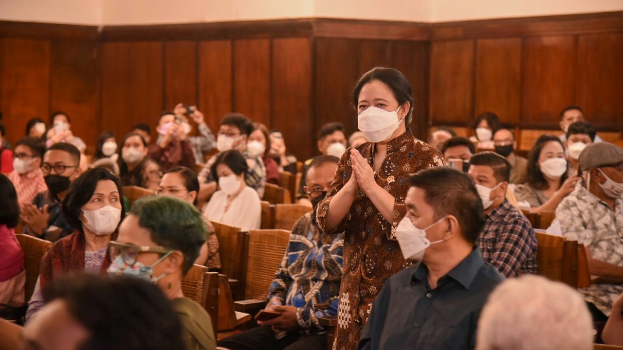 Ketua DPR RI Puan Maharani saat ikut memantau pelaksanaan misa Natal 2021.