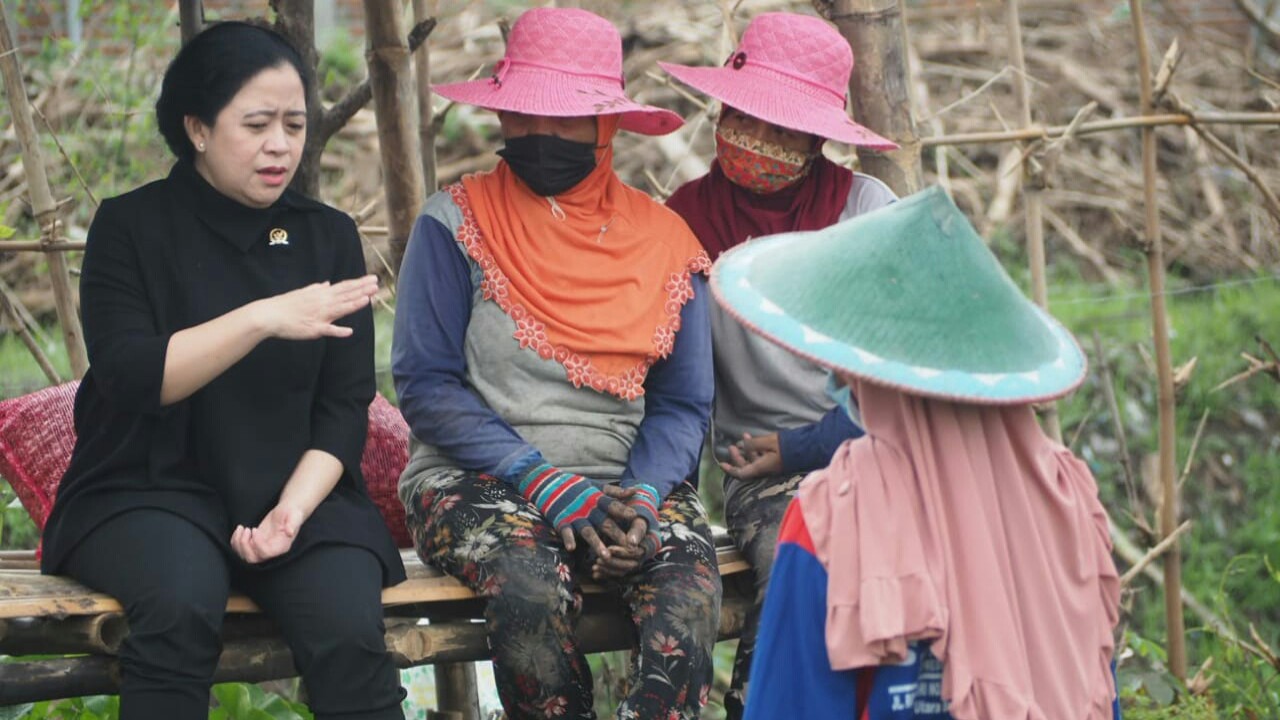Ketua DPR RI Puan Maharani saat dicurhati para petani.