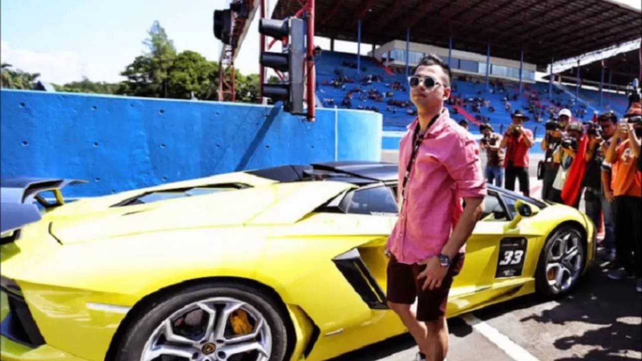Raffi Ahmad dengan salah satu koleksi mobil mewahnya/ist