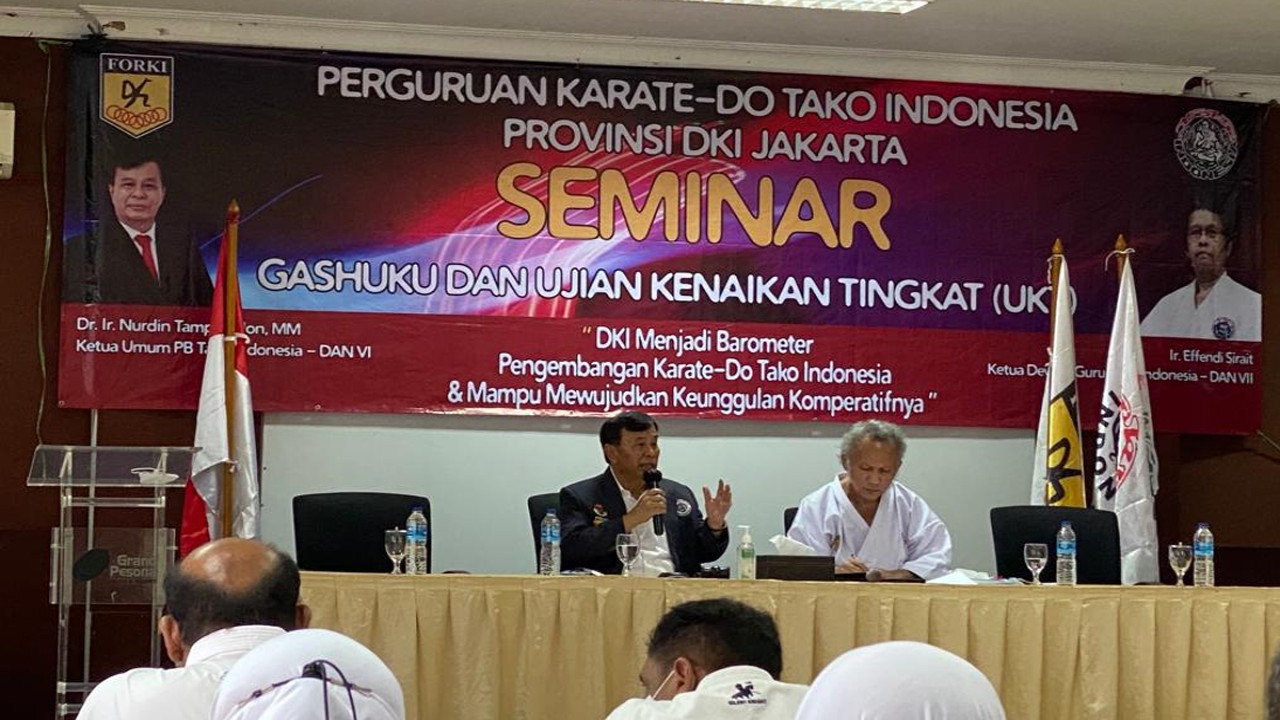 Ketua Umum PB TAKO, Nurdin Tampubolon didampingi Sekjen PB TAKO Joseph Hutabarat, membuka seminar GASHUKU di Caringin Bogor, Jawa Barat (dok. Nusantaratv.com)