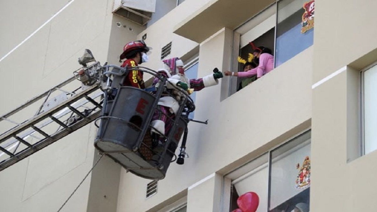 Sinterklas memberikan keceriaan Natal dan hadiah kepada anak-anak yang terpapar Covid-19. (Reuters)