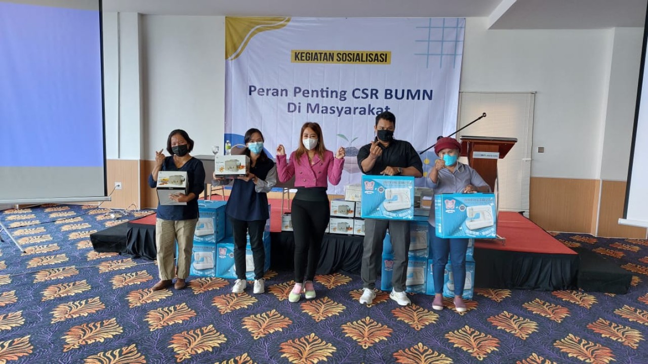 Sondang Tampubolon saat menyerahkan bantuan.