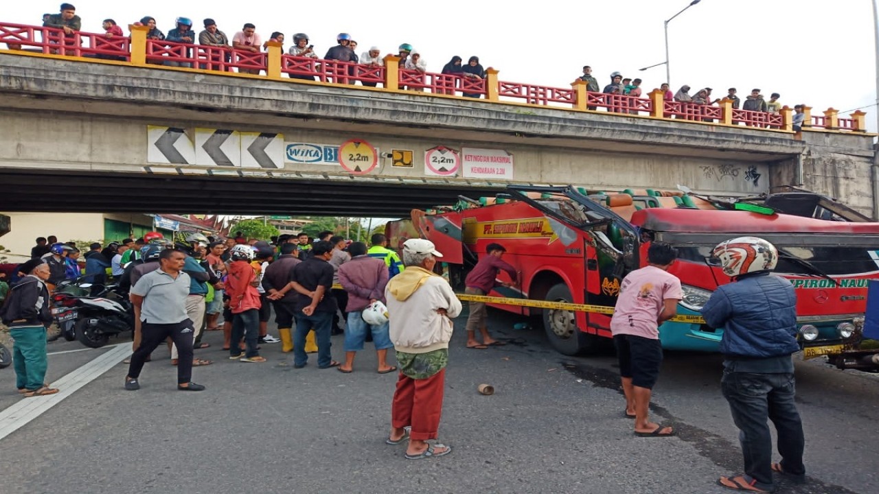 Atap dan separuh badan bus Sipirok Nauli rontok dan hancur akibat menabrak jembatan fly over di Padang Panjang, Sumbar/ist