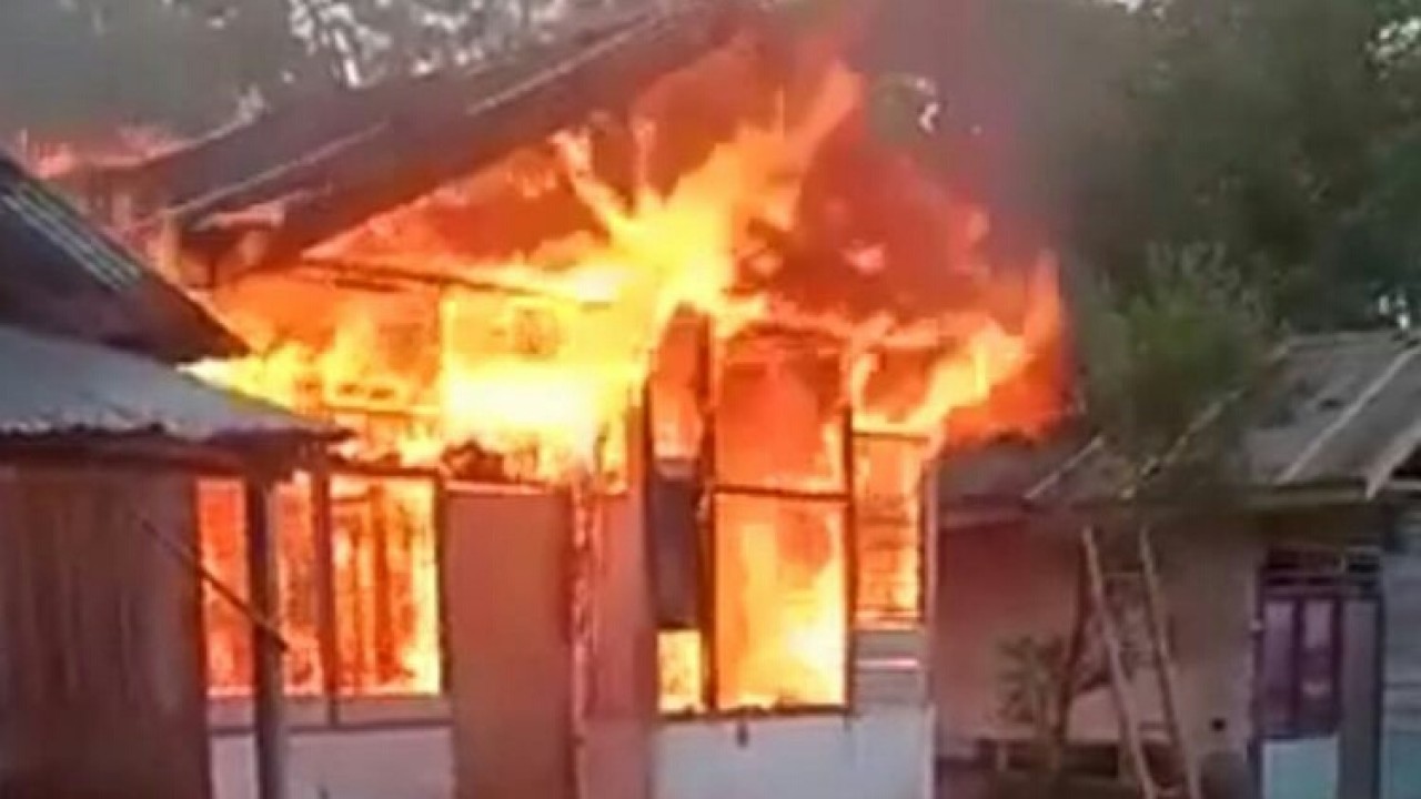 Rumah yang dibakar saat bentrokan dua desa di Maluku. (Net)