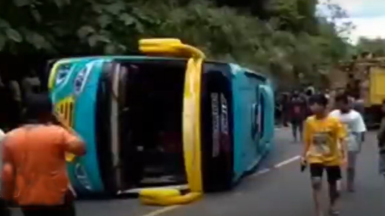 Bus Pariwisata terguling. (dok. ntv)