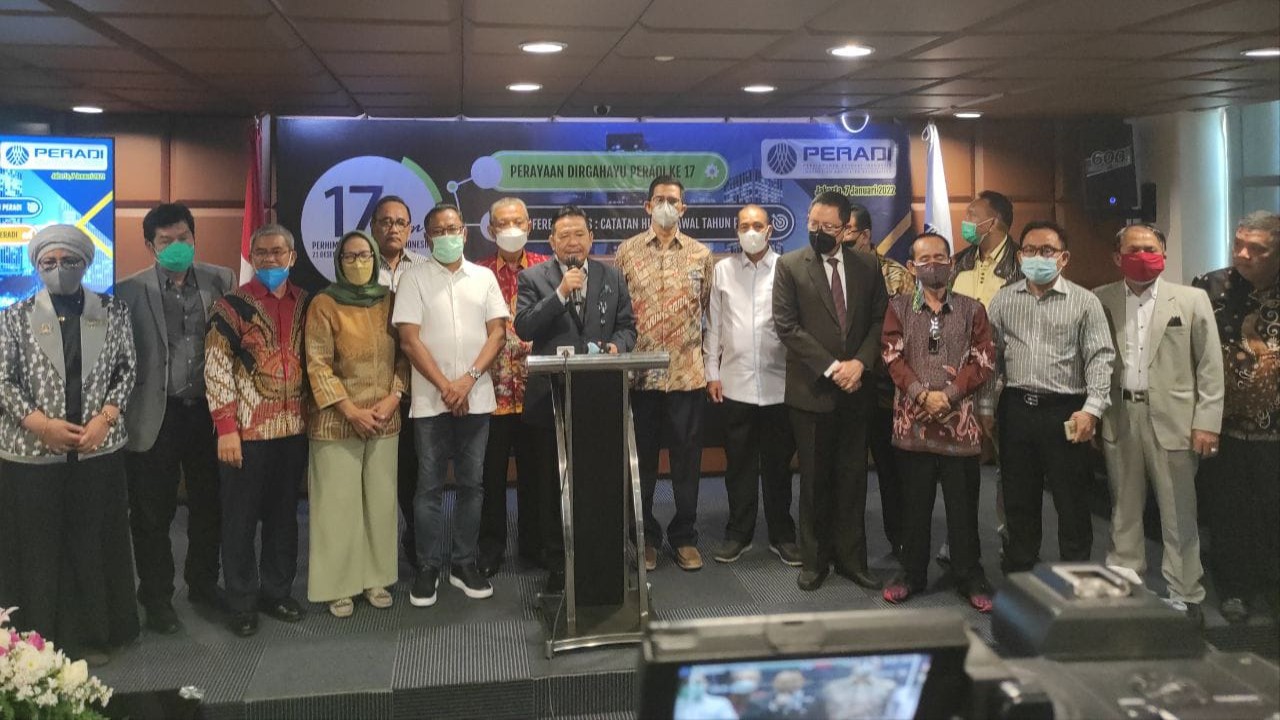 Konferensi pers catatan hukum 2021 oleh Peradi.