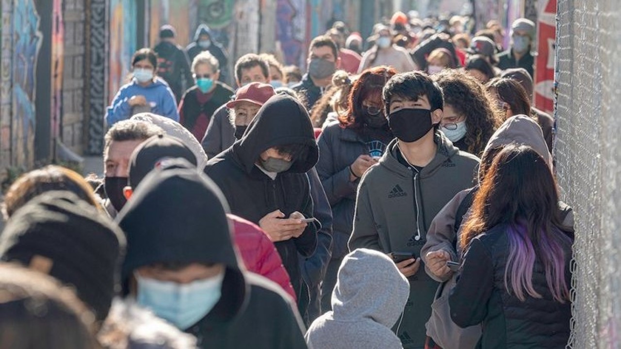 Warga mengantre untuk tes Covid-19 di lokasi pengujian di San Francisco, California, AS. (Bloomberg)