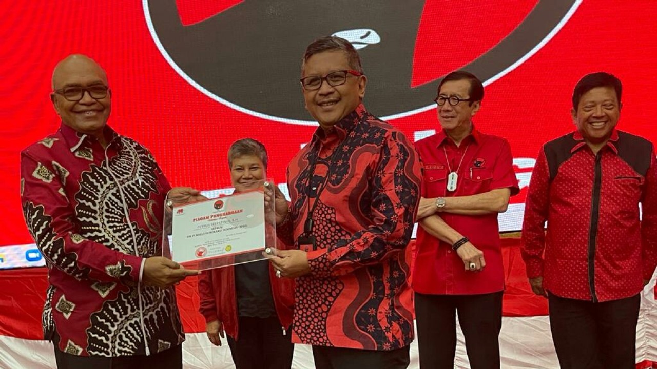 Sekjen PDI Perjuangan Hasto Kristiyanto (tengah depan) bersama Petrus Selestinus (kiri).