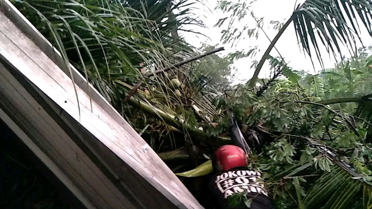 Hujan lebat disertai angin kencang robohkan beberapa rumah warga di Cilacap. (dok. nusantaratv.com)