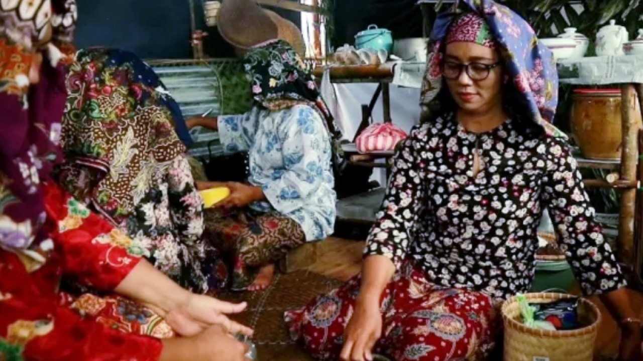 Ibu-ibu sedang memasak Gubal Sagu. (net)