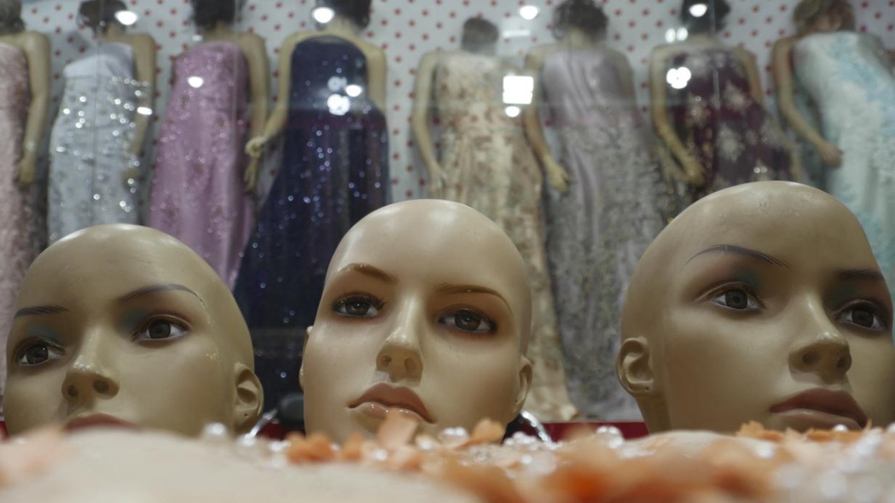 Ilustrasi boneka peraga pakaian atau manekin di toko/ist