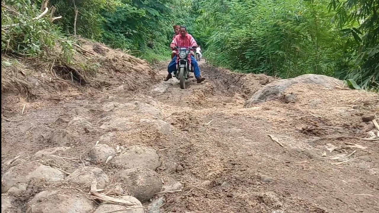 Ruas jalan  dari Desa Gising menuju Desa Nanga Meje rusak parah. Foto (Gabrin Anggur/nusantaratv.com