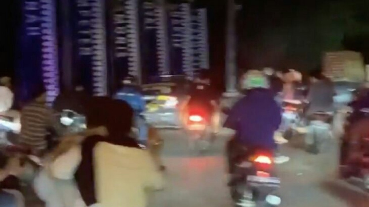 Tangkapan layar yang menunjukkan mobil patroli polisi sempat mengejar mobil kakek HM. (Net)