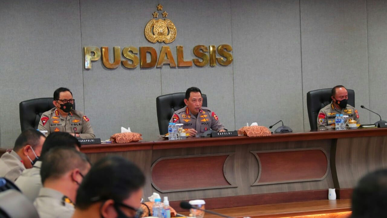 Kapolri Jenderal Listyo Sigit Prabowo (tengah) saat menyampaikan arahan dalam anev.