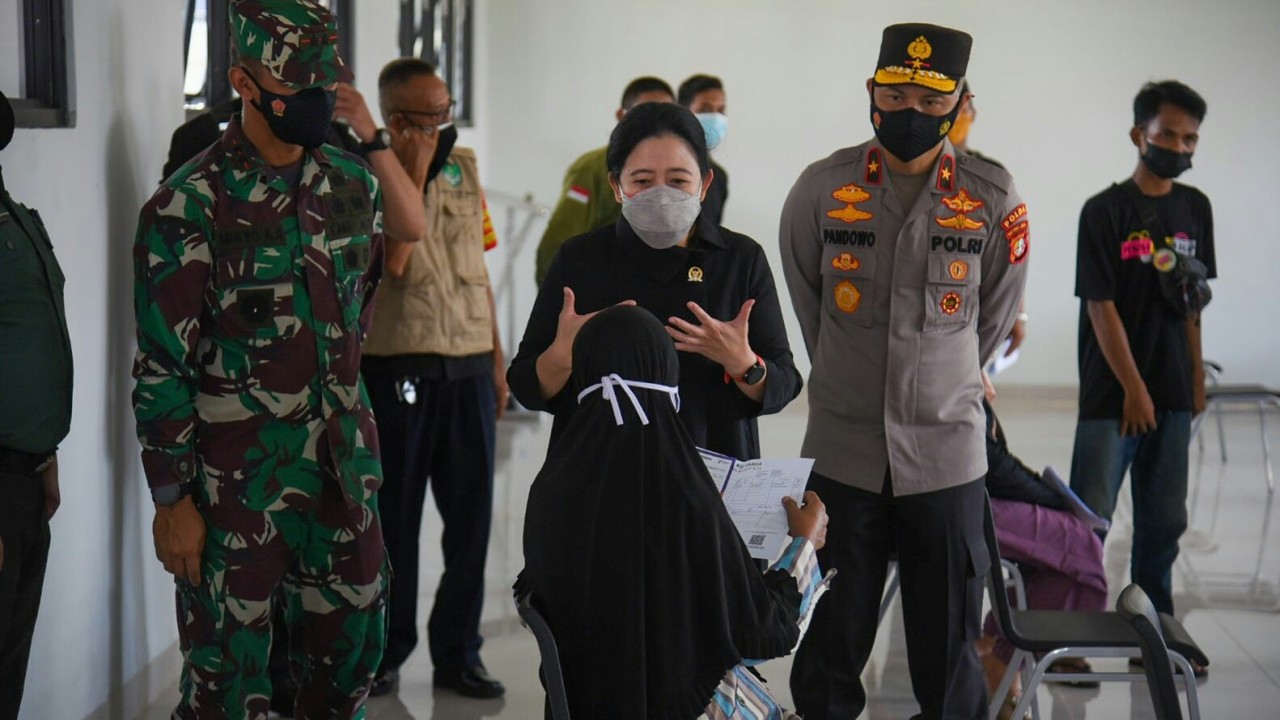 Ketua DPR RI Puan Maharani (tengah).