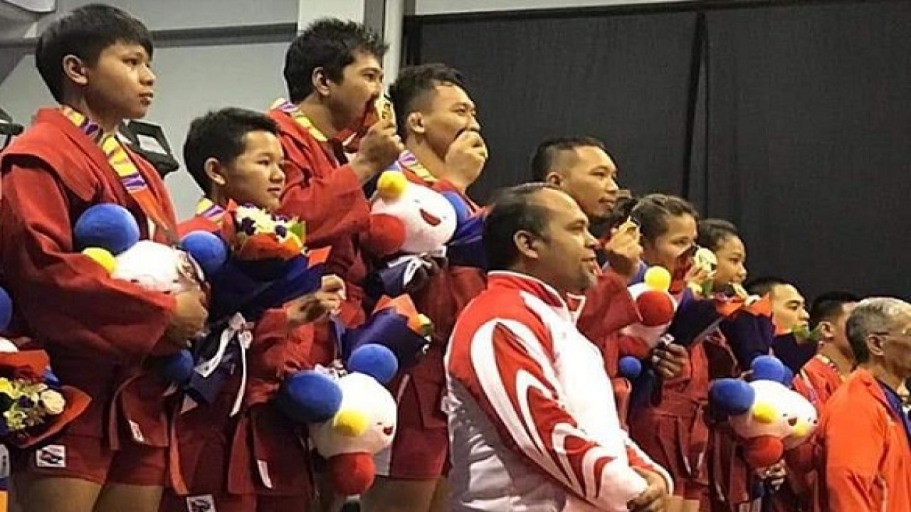 Krisna Bayu bersama atlet Sambo