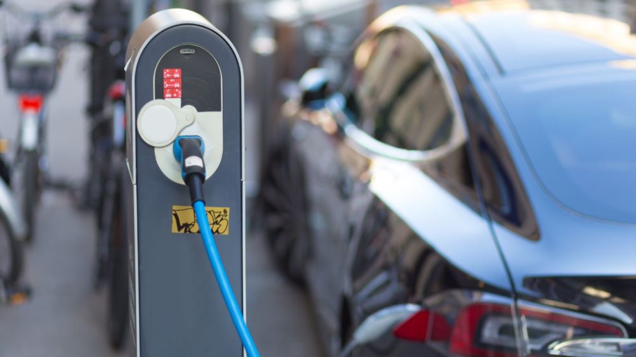 Ilustrasi mobil listrik. (Shutterstock)