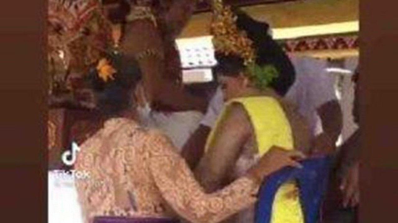 Ni Putu Melina menikah dengan keris karena mempelai pria melarikan diri. (Daily Star)