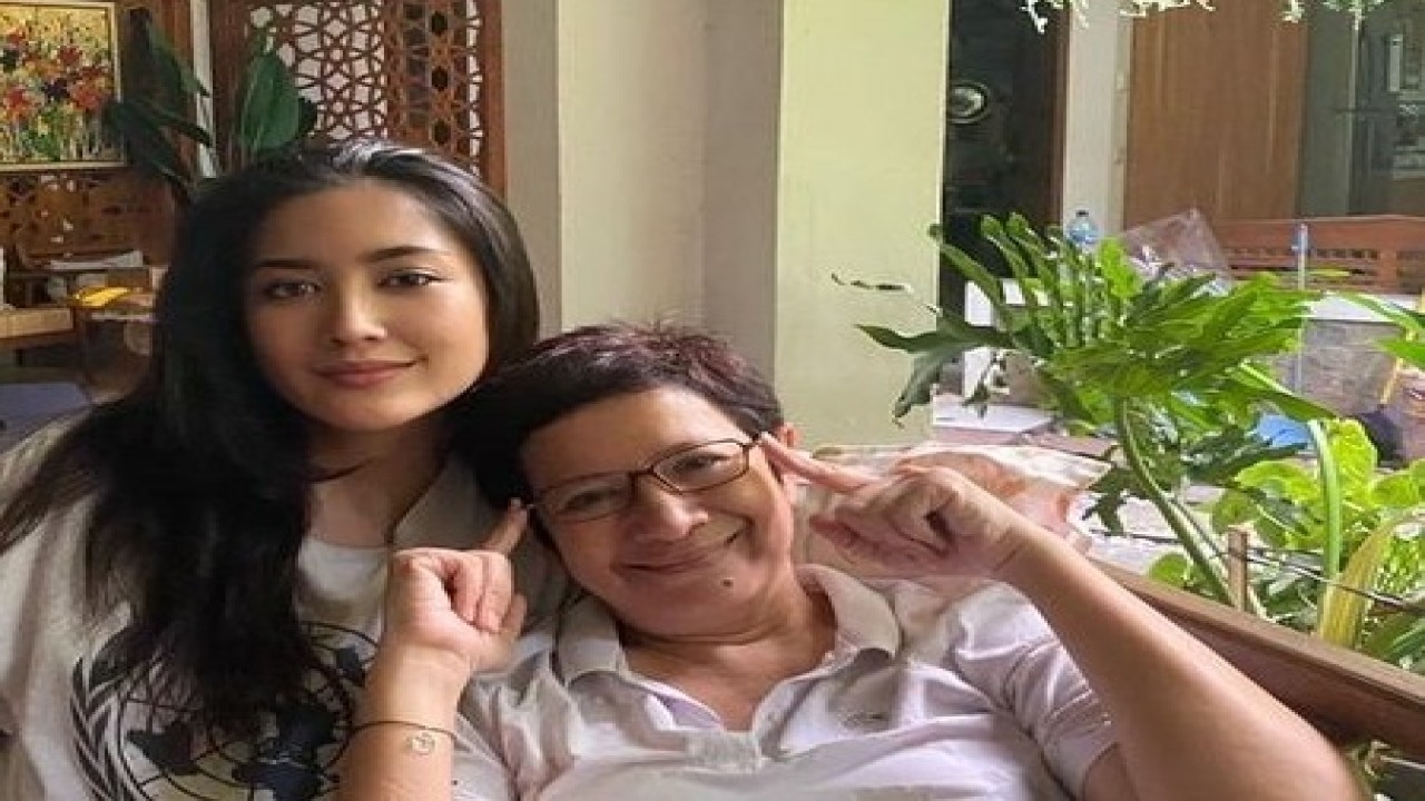 Nurul Arifin bersama Maura Magnalia