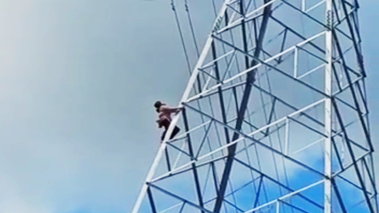 Orang nekat manjat tower/ist