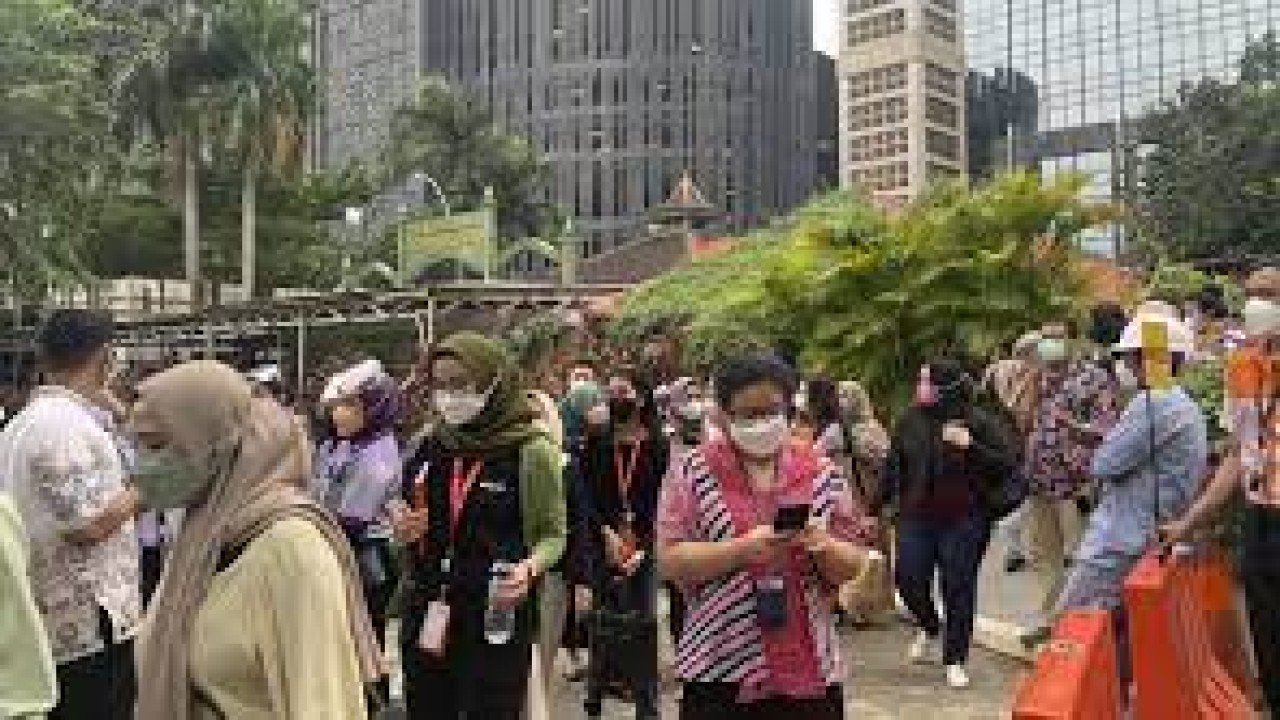 Para karyawan di Jakarta berhamburan keluar dari kantor saat terjadi gempa 6,7 magnitudo /ist