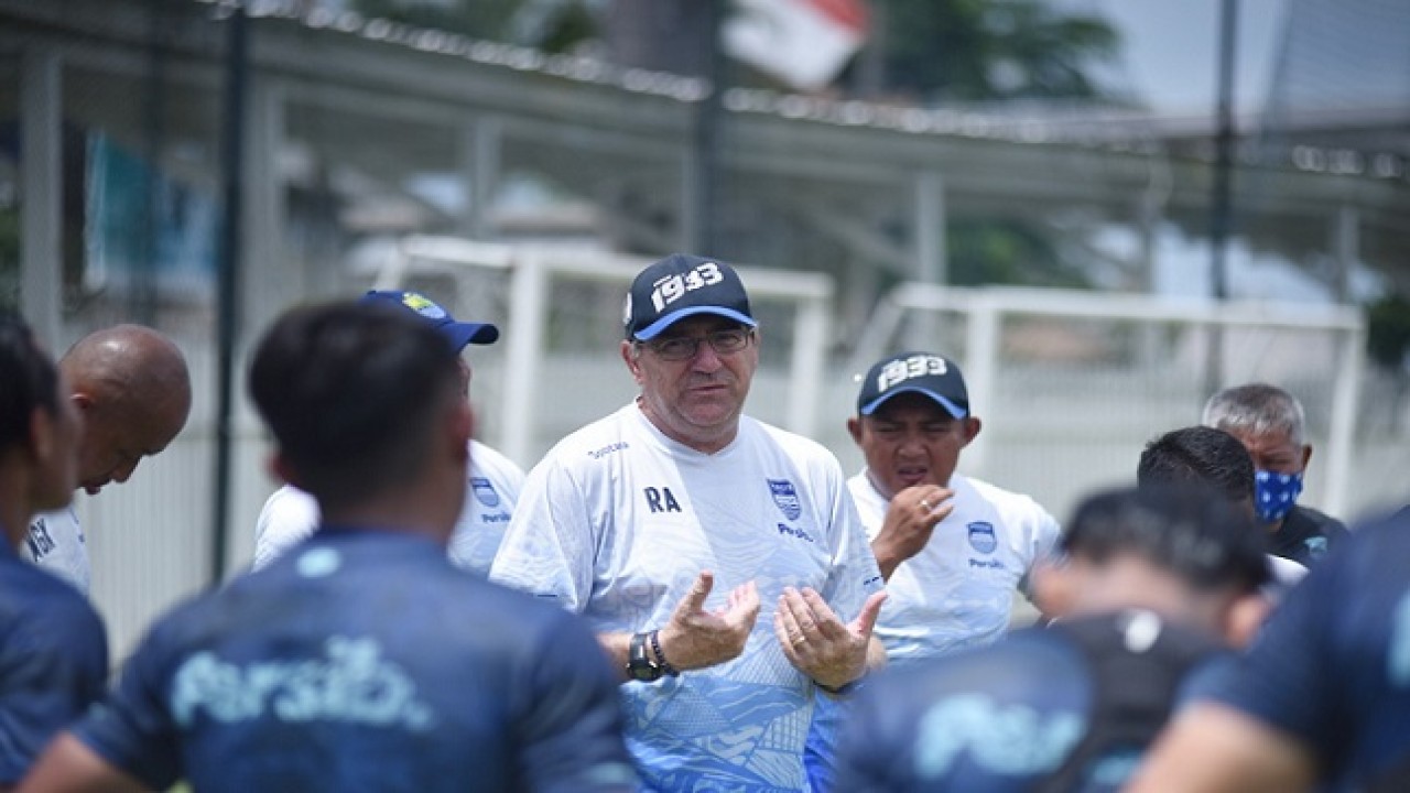 Pelatih Persib, Robert Alberts