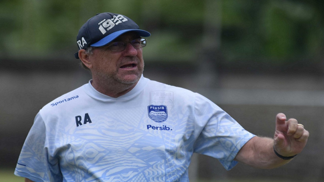 Pelatih Persib, Robert Alberts