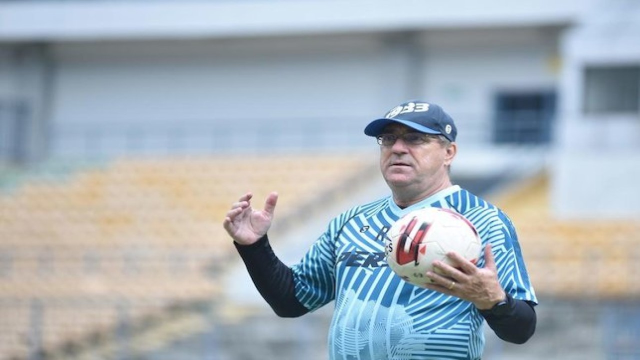 Pelatih Persib, Robert Alberts