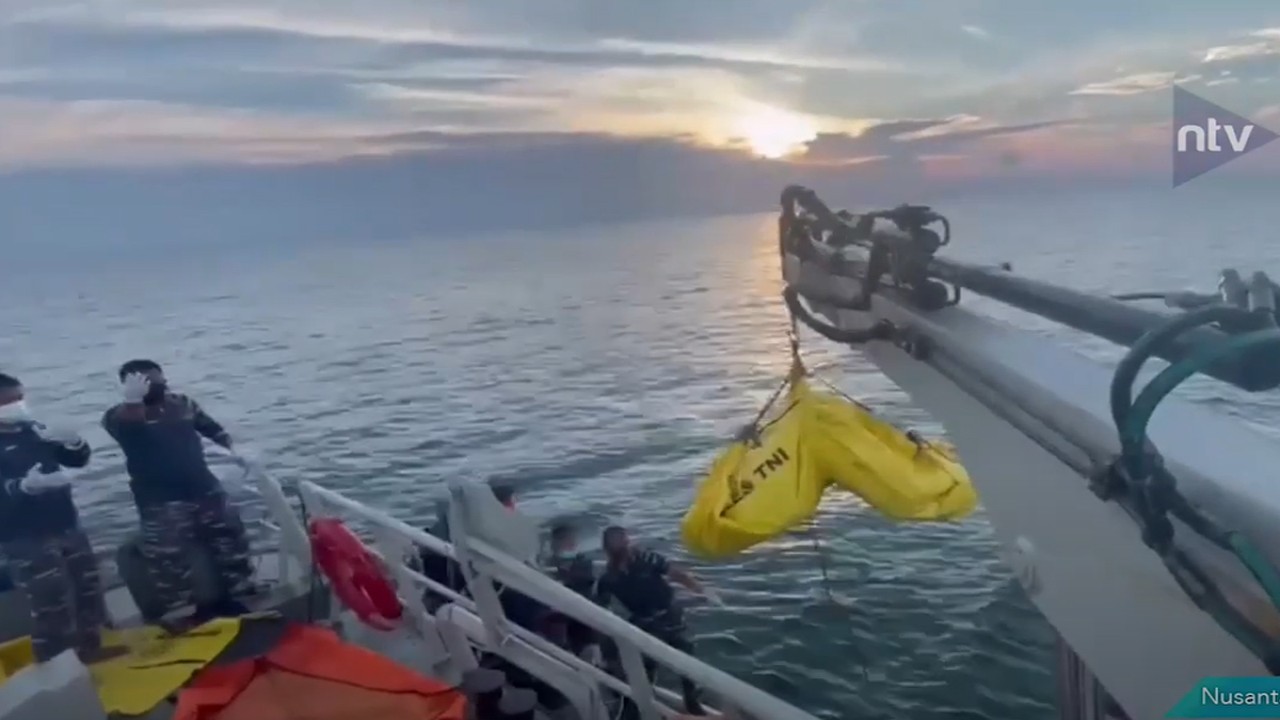 KRI Parang-647 temukan mayat terapung di tengah laut saat patroli. (dok nusantara tv)