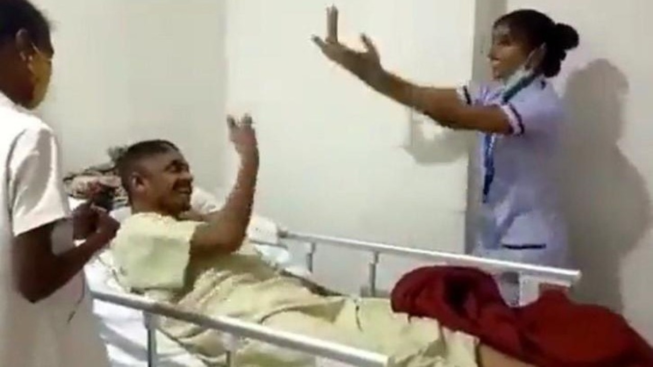 Perawat menari agar pasien lumpuh tetap semangat selama fisioterapi. (India Times)