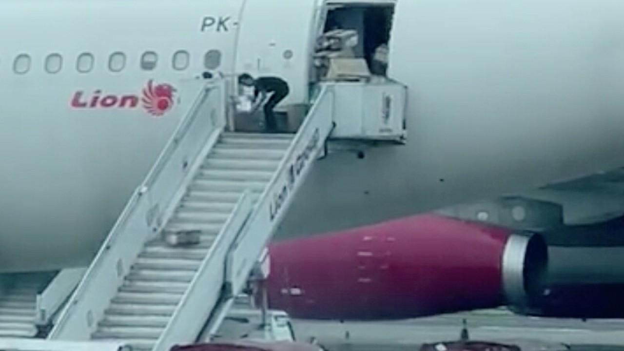 Petugas Lion Air diduga melempar barang pelanggan.