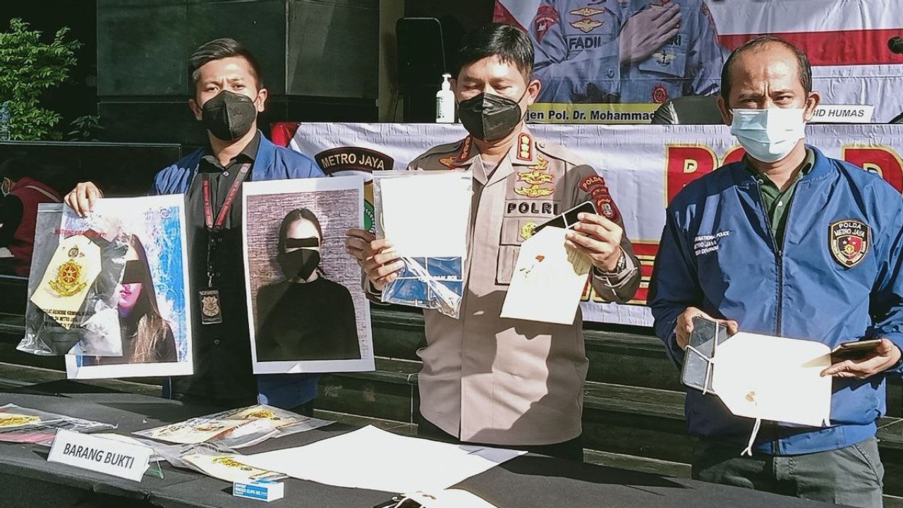 Polisi memperlihatkan beberapa foto seksi Cassandra Angelie yang terjerat kasus dugaan prostitusi online/ist