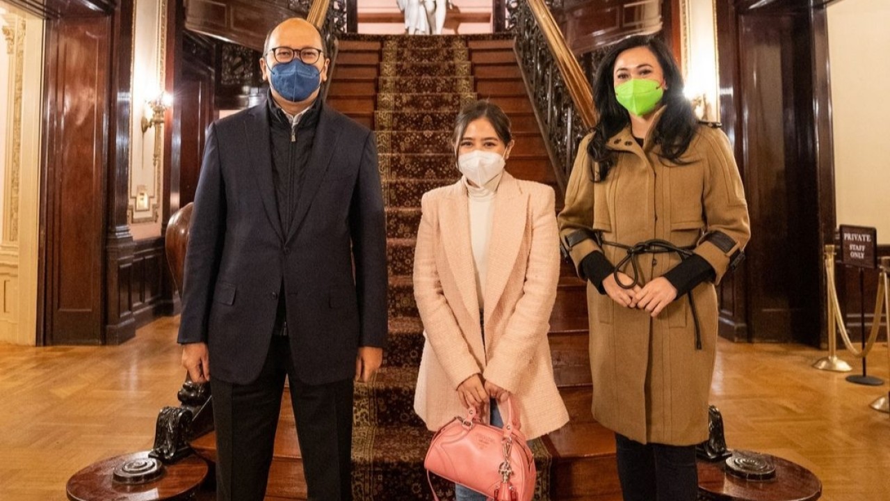 Prilly Latuconsina bersama Dubes Rosan Roeslani serta istri. (Instagram)