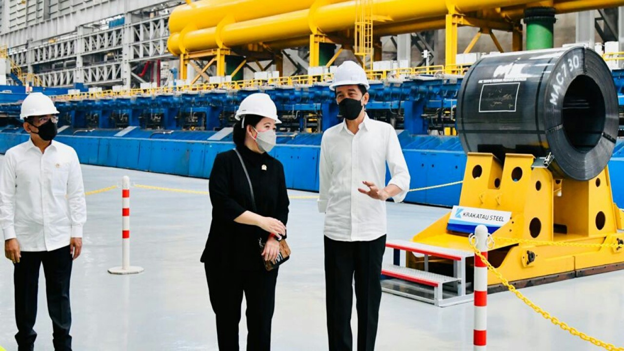 Ketua DPR RI Puan Maharani bersama Presiden Jokowi.