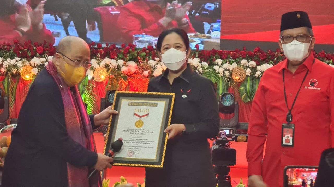 Ketua DPR RI Puan Maharani (tengah).